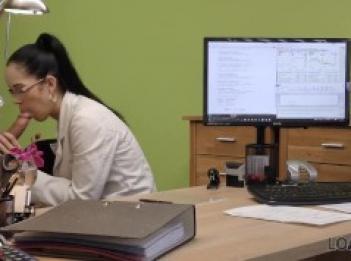 КРЕДИТ4K La Verdadera chica de rock and roll Elis Dark recibe un