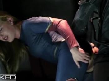 Супергрл соблазняет Браньяка на анальный секс  WickedParodies