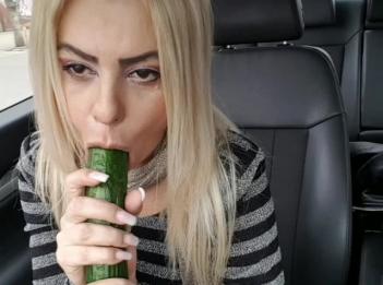 Публичный секс с большим огурцом до сквирта  Улица мастурбации в машине