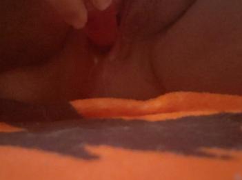 Капает киска крупным планом