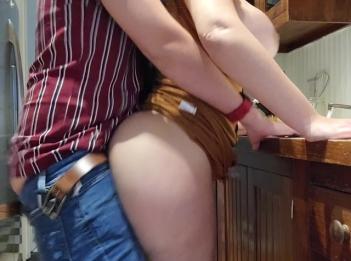 Помогите Сводный сын я застрял в кухонной раковине Пожалуйста не трахай мою большую задницу