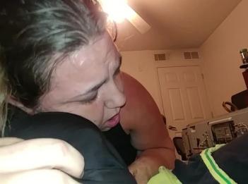 Зрелая толстушка скачет на Бибиси до оргазма затем получает задницу и кончает в анал