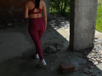 DopoUNmese di quarantena esce per camminare VieneSeguitaScopata all aperto