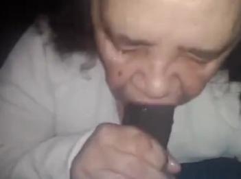 Любительская бабушка беззубая любит черный член