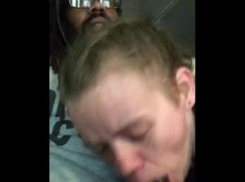 Глухая цыпочка снова отсасывает у меня