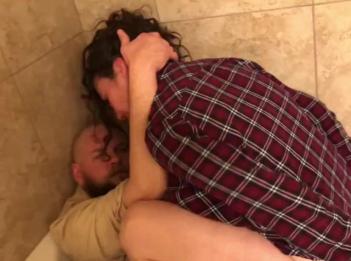 Жена снимает как муж трахает акушерку и заставляет ее сквиртить и писать