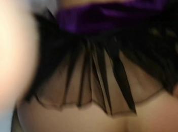 Succhia e viene scopata nel culo fino a quando la pisciata le salta fuori