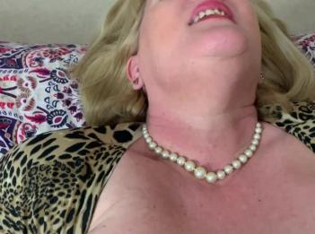 Горячая зрелая мачеха с большими сиськами в чулках делает минет и трахается от первого лица