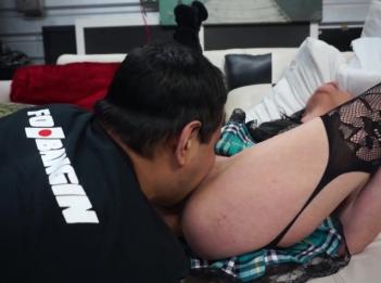 Мачеха позволяет сыну лизать ее оргазмы