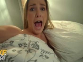 Fake Hostel Две горячие бисексуальные крошки вместе пробуют большой член