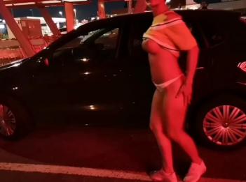 Sculacciata nel parcheggio al centro commerciale con pompino finalale nel parcheggio