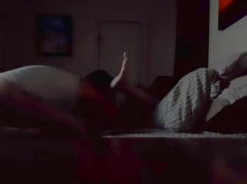 Неверную блондинку в любительском видео съели и трахнули в темноте