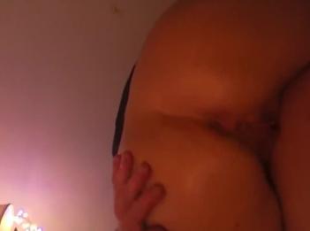 Трахаю пальцами задницу проституткиМР4