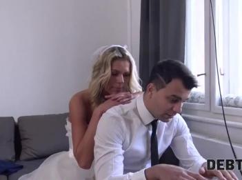 DEBT4k Slutty junge Frau Betrgt Ehemann fr Bargeld vor ihm