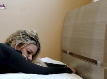 Мачеха с огромными сиськами застряла заправлять постель  Brooklyn Chase