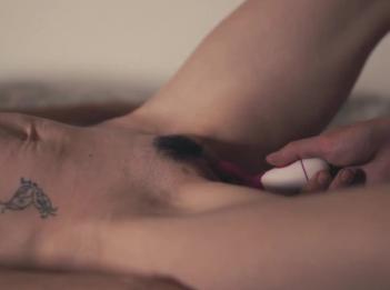 Милфа с маленькими сиськами получает чувственный массаж в день матери