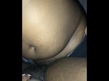 Чернокожая трахнута ее лучшим другом мужем пока она на работе