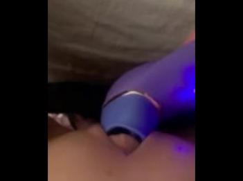 Сосу мой набухший пульсирующий клитор с помощью вибратора для всасывания