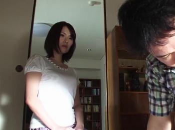 Азиатскую японскую милфу трахнули молодые школьники