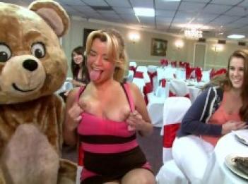 DANCINGBEAR  Голодные до члена мотыги выстроились в очередь чтобы попробовать пенис