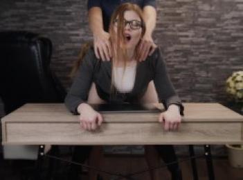 Моя рыжая жена в сапогах мастурбирует и трахается сзади