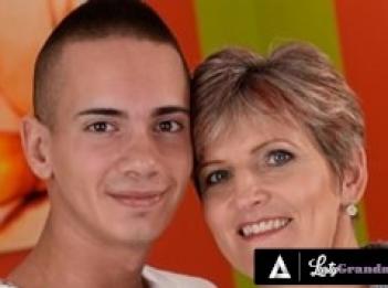 Сводная бабушка хочет большой член в своей классической киске как можно скорее